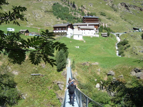Die Hängebrücke unterhalb der Rofenhöfe