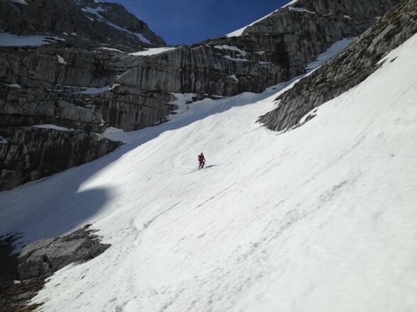 Durch eine steile Rinne zum Felsabbruch fahren. Vorsicht: Absturzgefahr!