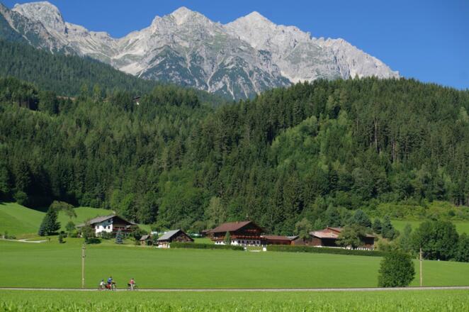 Am Ennsradweg EuroVelo 14 vor dem Grimming