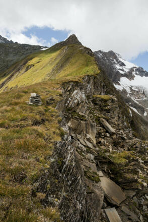 Aufstiegsweg entlang der Bösen Wand zur Hochkarscharte (links hinter dem Schneefeld)