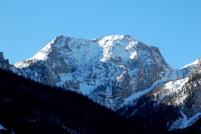 Entlang der markanten Felswand im rechten Teil gehts aufwärts. Schön zu sehen die Möglichkeit etlicher Dachlawinen.