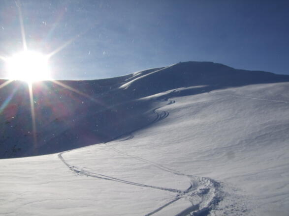 vom Gipfel weg eher flache Abfahrt
