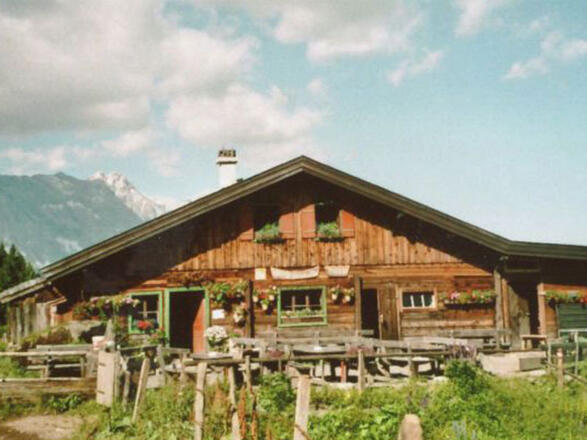 an der Reicheralm vorbei