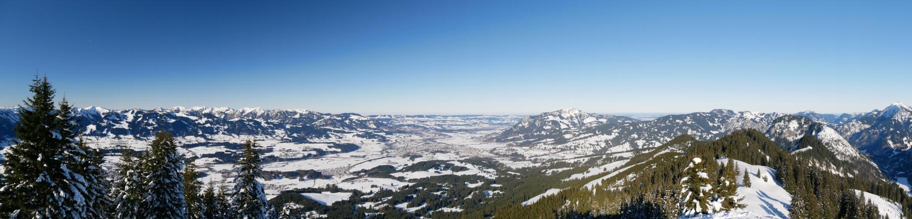 Panoramasicht vom Gipfel über das Illertal