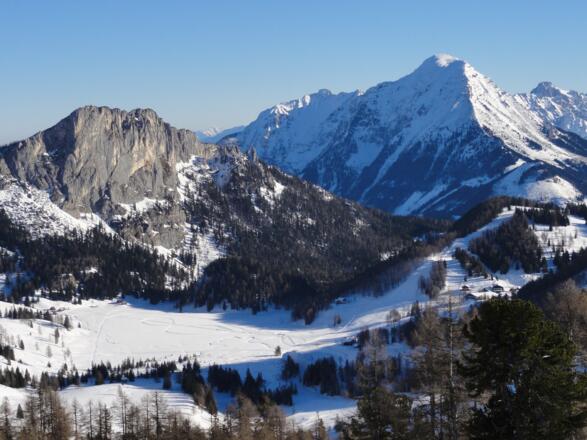 Wurzeralm mit Teichlboden, rechts im Schatten das Linzerhaus, links Filzmoosalm und darüber Stubwies