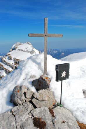 Gipfelkreuz am Kreuz (2174 m), dahinter der Zwillingskogel