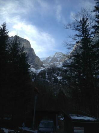 Materialseilbahn mit Welser Hütte als kleinem Punkt am Sattel
