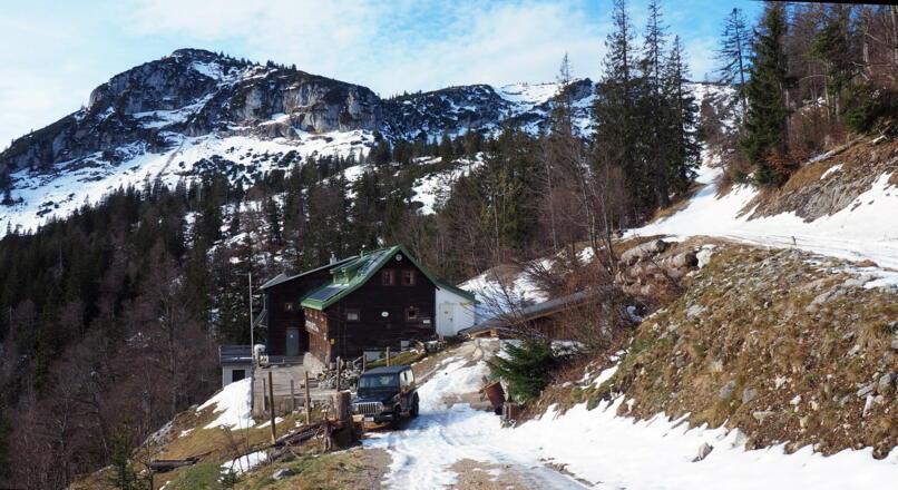 Steyrerhütte 1350m mit Roßschopf links