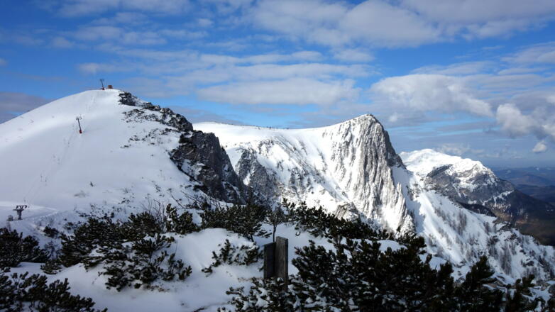 Heumahdgupf 1680m (links) mit Liftsation.