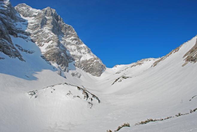 Nordgrat des Gr. Priel (links) und herrliche Firnhänge im oberen Kirtagkar (rechts)