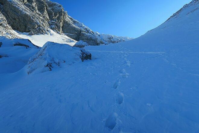 Noch immer bin ich mit den Bergschuhen unterwegs. Als ich aber wieder mehr im Schnee einsank, schnallte ich die Schneeschuhe wieder an