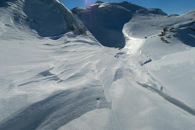 Wunderschöner windgepresster Schnee