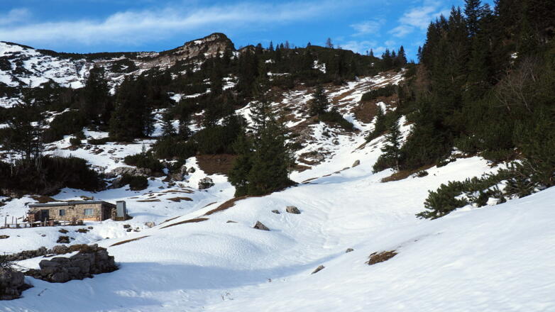 Halterhütte ~1405m, rechts Anstieg zum Sattel 1485m