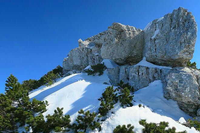 Rückblickend zum erkletterbaren Gipfelfelsen