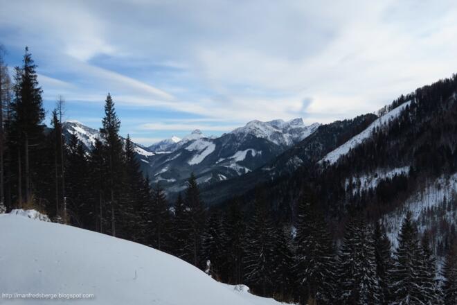 Am Gipfel oben schöne Aussicht nach Süden mit Tamischbachturm und Kleiner Buchstein