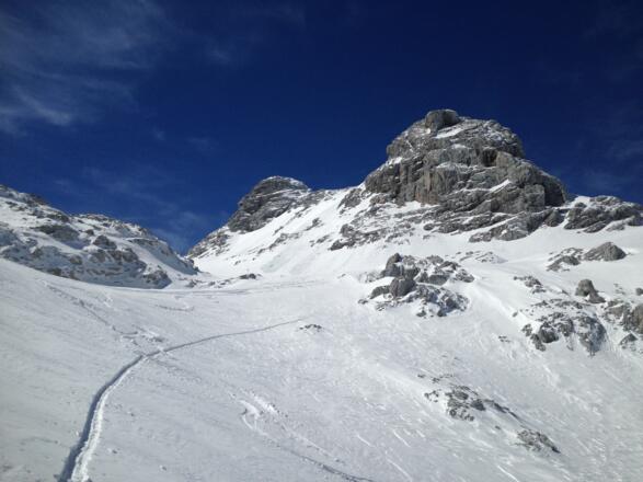Vor dem Sauzahn (beim Wegweiser) nach rechts weiter 