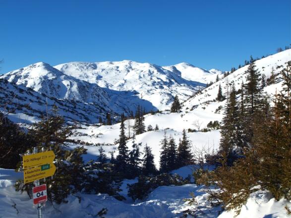 Wegtafel 1590m mit Blick ins EdltaL zum Höllkogel