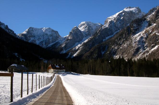 Zufahrt zum Parkplatz Baumschlagerreith. Im Hintergrund rechts das Wassertal.