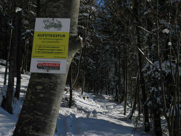 Zur Loserhütte gibt es eine eigene Aufstiegsspur für Schitourengeher. (9.12.2012)