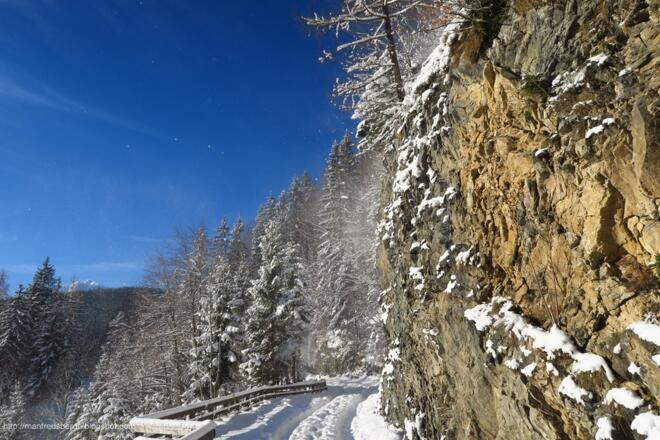 Zu Beginn entlang der tiefverschneiten Forststraße Richtung Egglalm