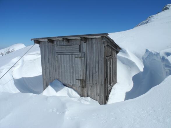 Wenige Meter westlich unter dem Gipfel steht diese kleine Hütte.