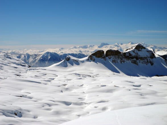 Rückblick knapp vor dem Gipfel - links der Schwarzmoossattel ist fast 5km entfernt