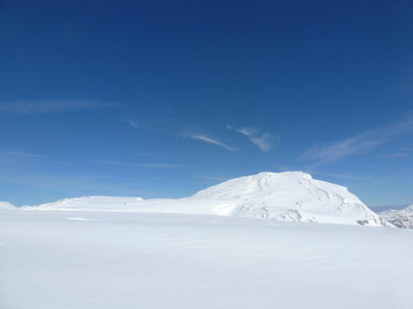 Der flache Gipfelaufbau