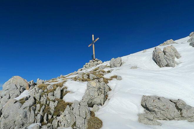 Gipfelkreuz von anderer Perspektive