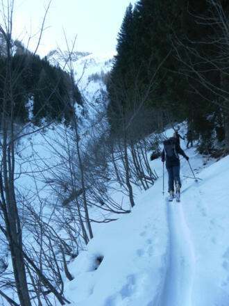 links die manchmal abfahrbare Lawinenrinne