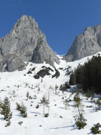mittig die Hochthronplatte, auch ein Skitourenziel