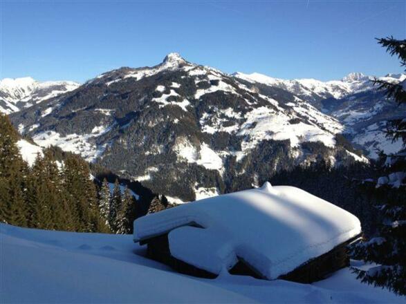 Kleine Hütte entlang der Aufstiegsroute in feinster Pulverschneedecke