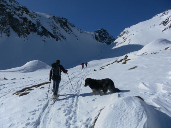 vor der felsigen Engstelle