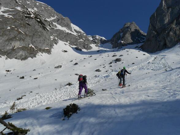 mittig unser Ziel, die Naßschneelawinen sind üblich in diesem Kar
