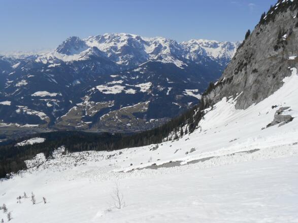 Hochkönig über dem Salzachtal, unten links die Wiese am GH Mahdegg