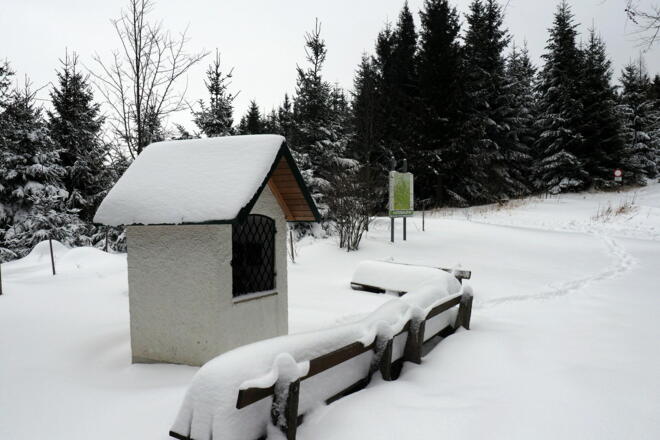 Marterl und Rastplatz (850m) nach Steilabstieg