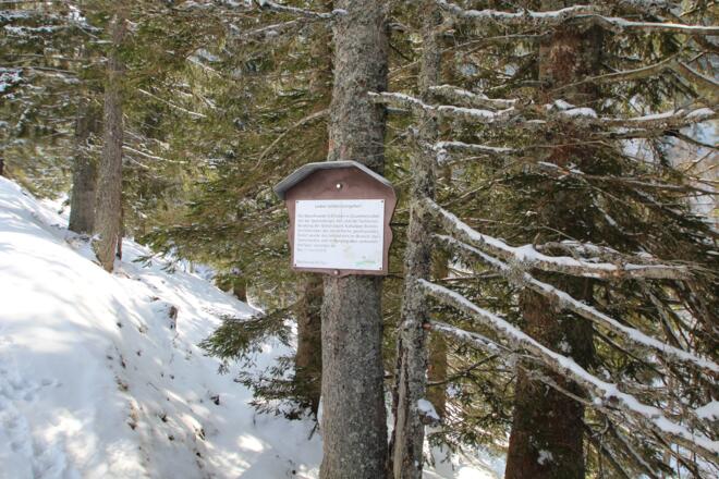 Hinweisschild bei Abzweigung von der Straße