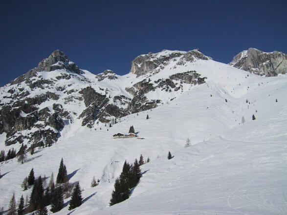 Südhänge unter der Tauernscharte, Hackelhütte, rechts der Tauernkogel