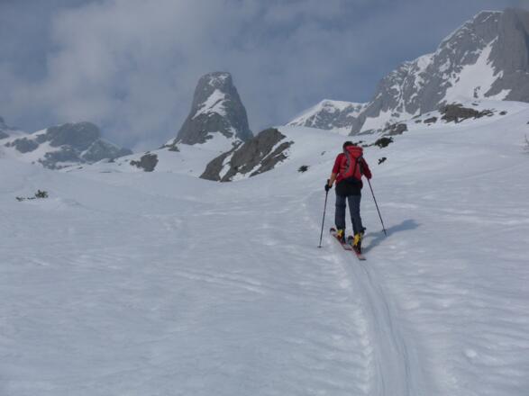 am Ochsenriedel vor der Torsäule
