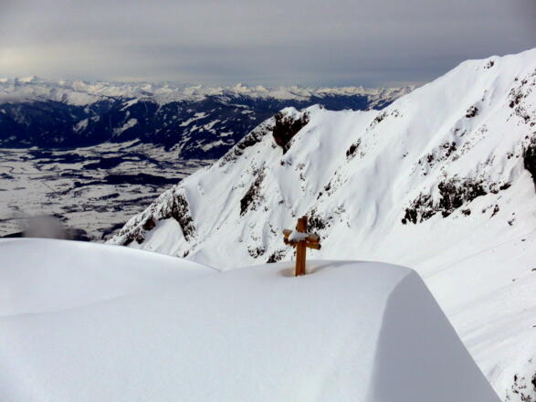 Gipfel mit Blick nach Saalfelden und zu den Hohen Tauern