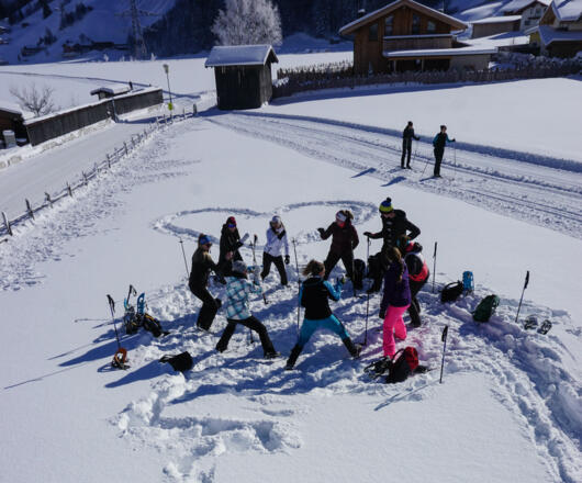 Am Weg gibt es verschiedene Plätze die zum Spielen einladen
