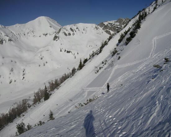 Ausstieg aus dem steilen Hang nach Süden, im Hintergrund der Braunedlkogel