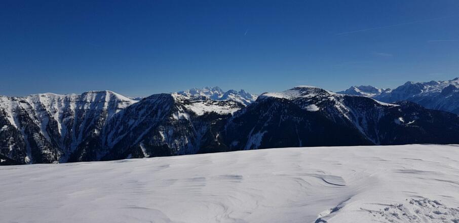 Im Vordergrund der Trattberg hinten lugt der Dachstein heraus.