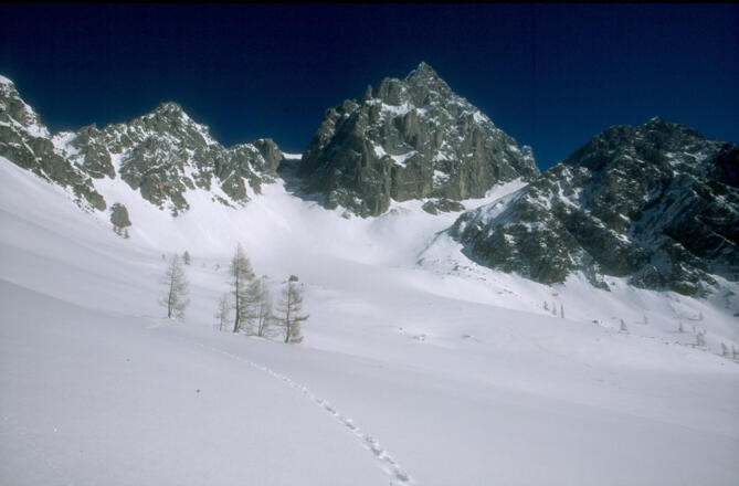 Blick von Schnittlauchmoosboden zum Torstein und Tor (2033)