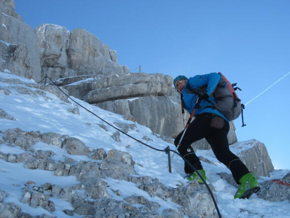 hier sind gute Verhältnisse - aber bei Vereisung und eingeschneiten Drahtseilen ist der Gipfelanstieg heikel