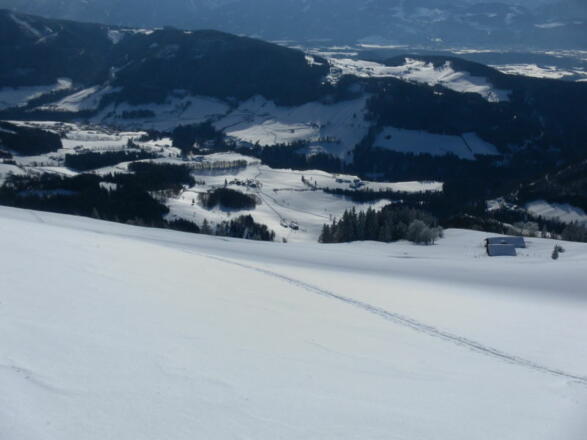 Tiefblick nach Geißau links, rechts die Eibleckalm