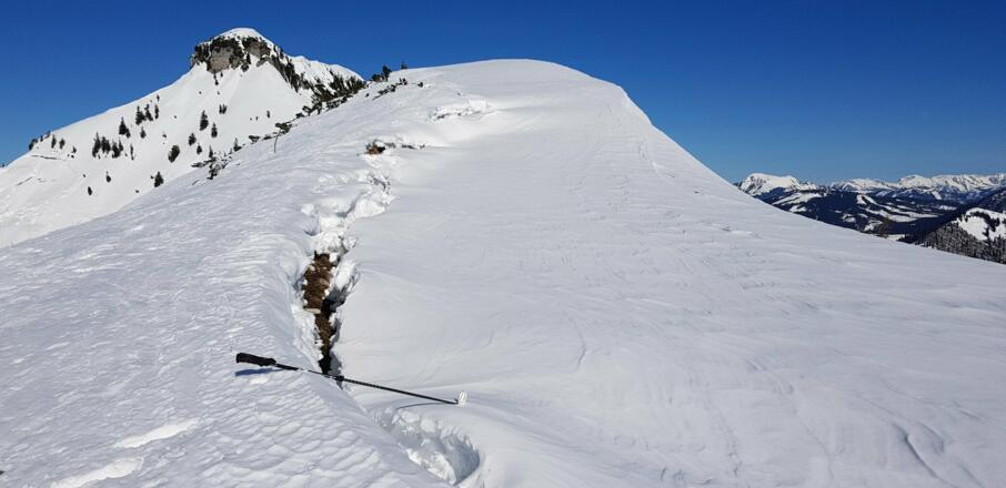 Man sieht den Anriss der Wechte. Bei Nebel und Schneetreiben geratet man leicht zu weit zum Rand!