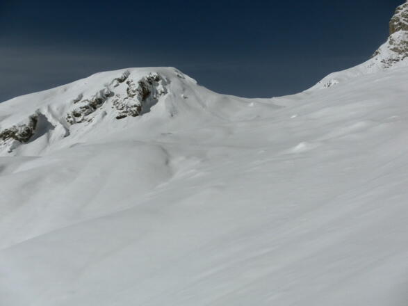in den Sattel rechts des Hühnerkopfs