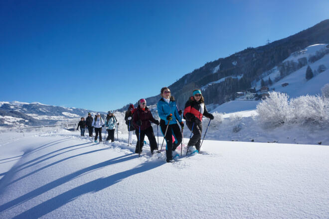 Entlang vom Fluß entweder durch Tiefschnee oder auf der andere Seite über geräumte Straße