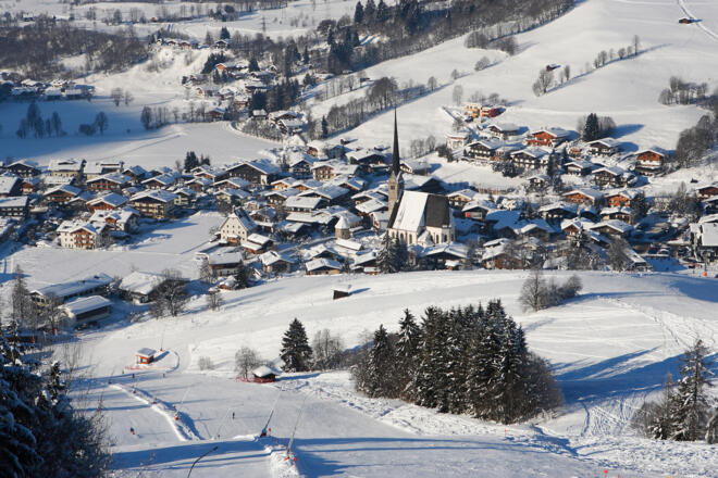 Blick auf das verschneite Maria Alm