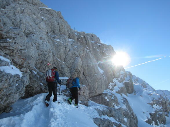 zu Fuß auf den Bändern ansteigen